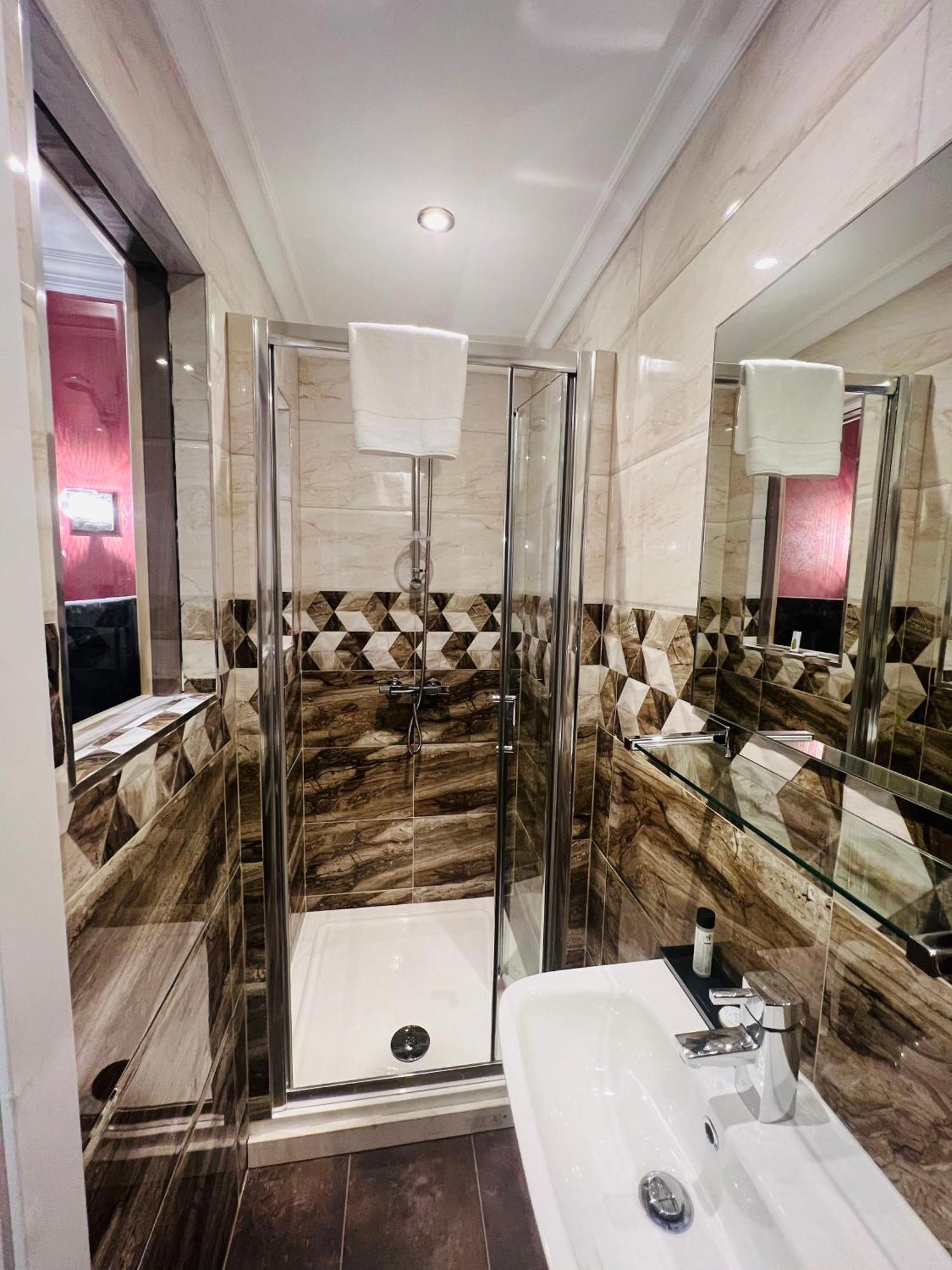 Private Room@leicestersquare In A Shared Flat Homestay London